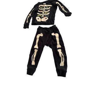 Carter’s sz 2T PJS skeleton glow in the dark pajamas Halloween long sleeve